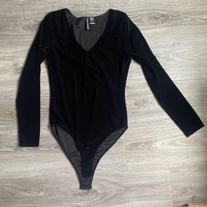 Black velvet bodysuit from The Buckle! Size medium, only worn once